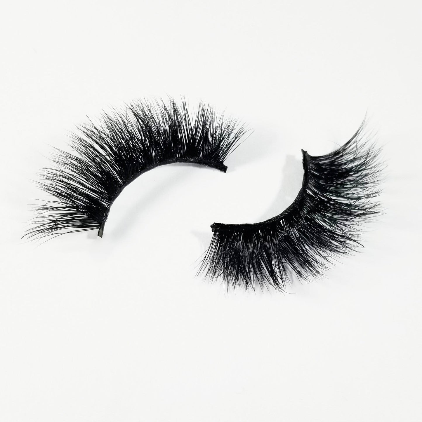 Garcia Glam Lashes Style Bandida are Dramatic Long and super Wispy.